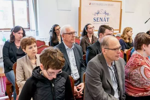 Rodicovstvi pece a vedecka profese konference Senat web 30