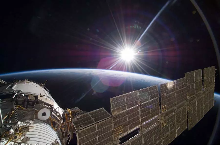 iss rising sun 900px