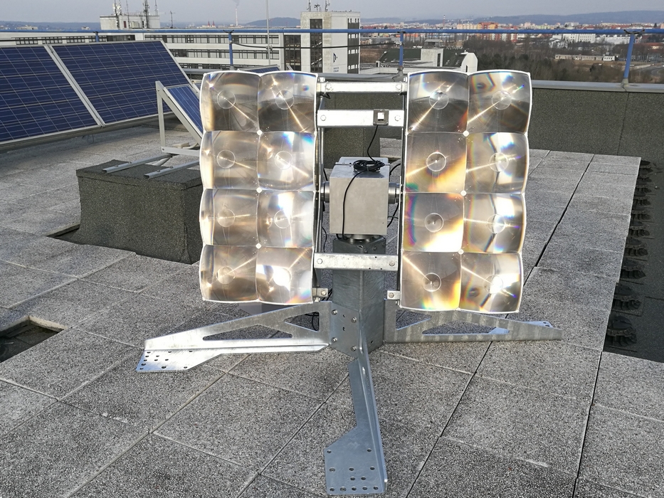 solární panel na střeše FEL