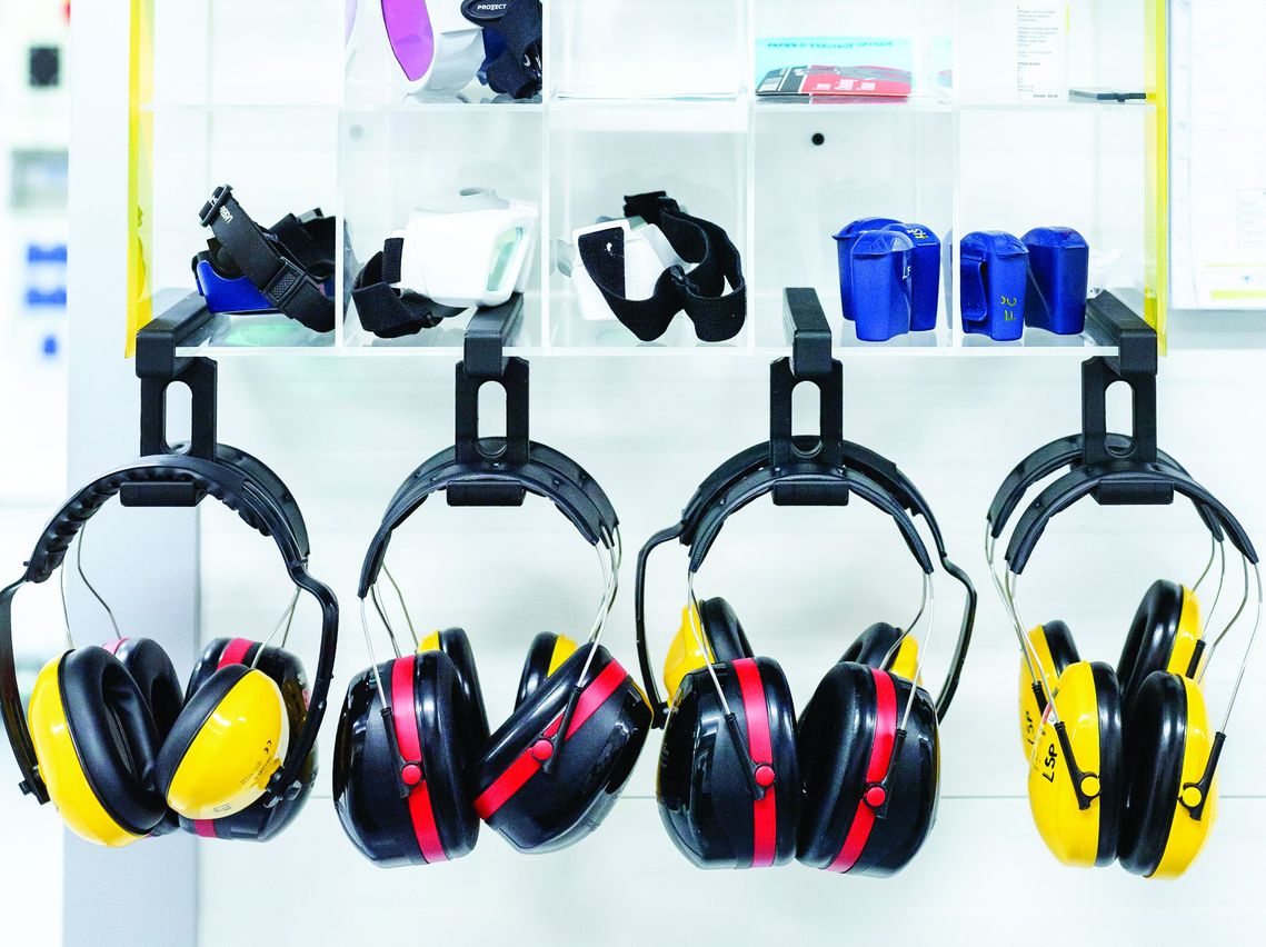 Rány při laserovém vyklepávání dosahují až 135 dB. Vědci se neobejdou bez sluchátek proti hluku 2025 06 18 Jan Kaufman HiLase fullres 005