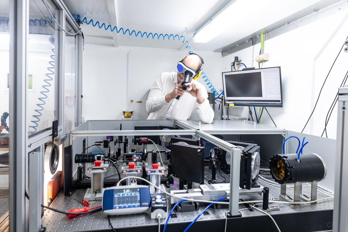 „Dříve farmáři používali k vylepšování ostří kos či srpů kladívko. My do kovů ‚mlátíme‘ světlem,“ říká Jan Kaufman 2025 06 18 Jan Kaufman HiLase fullres 039