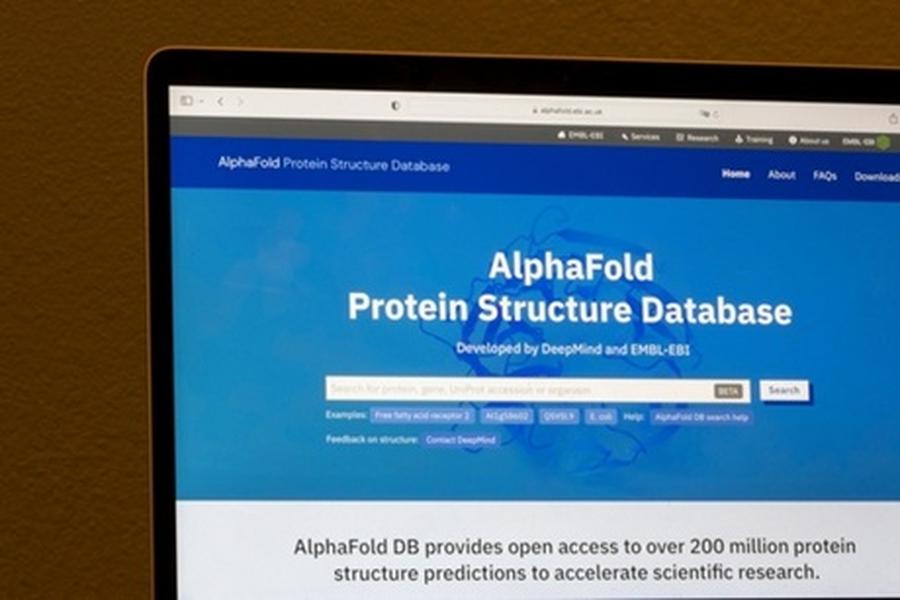 AlphaFold je softwatre, který dokáže s neuvěřitelnou přesností předpovědět, jak se protein poskládá, a to jen na základě znalosti pořadí jeho aminokyselin 2025 08 xx Alphafold resized