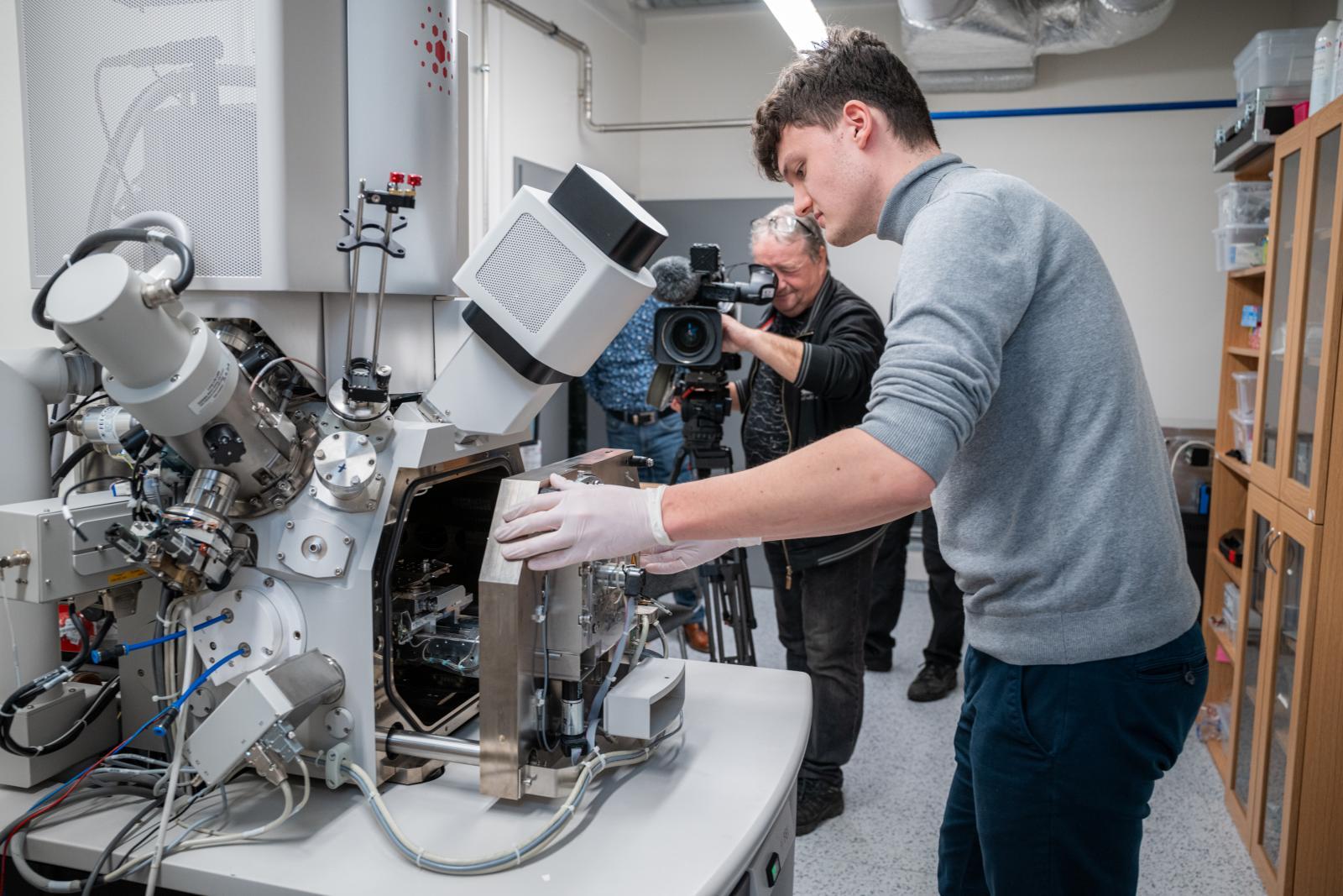 Adam Novotny u elektronoveho mikroskopu