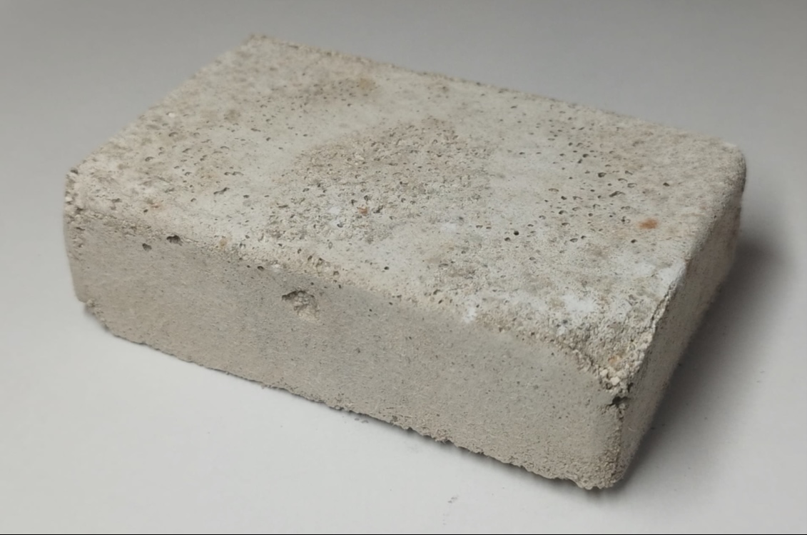Vzorek bloku z recyklátu zpevněného pomocí produktů vytvořených bakterií Sutcliffiella cohnii Biocementace3 GACR
