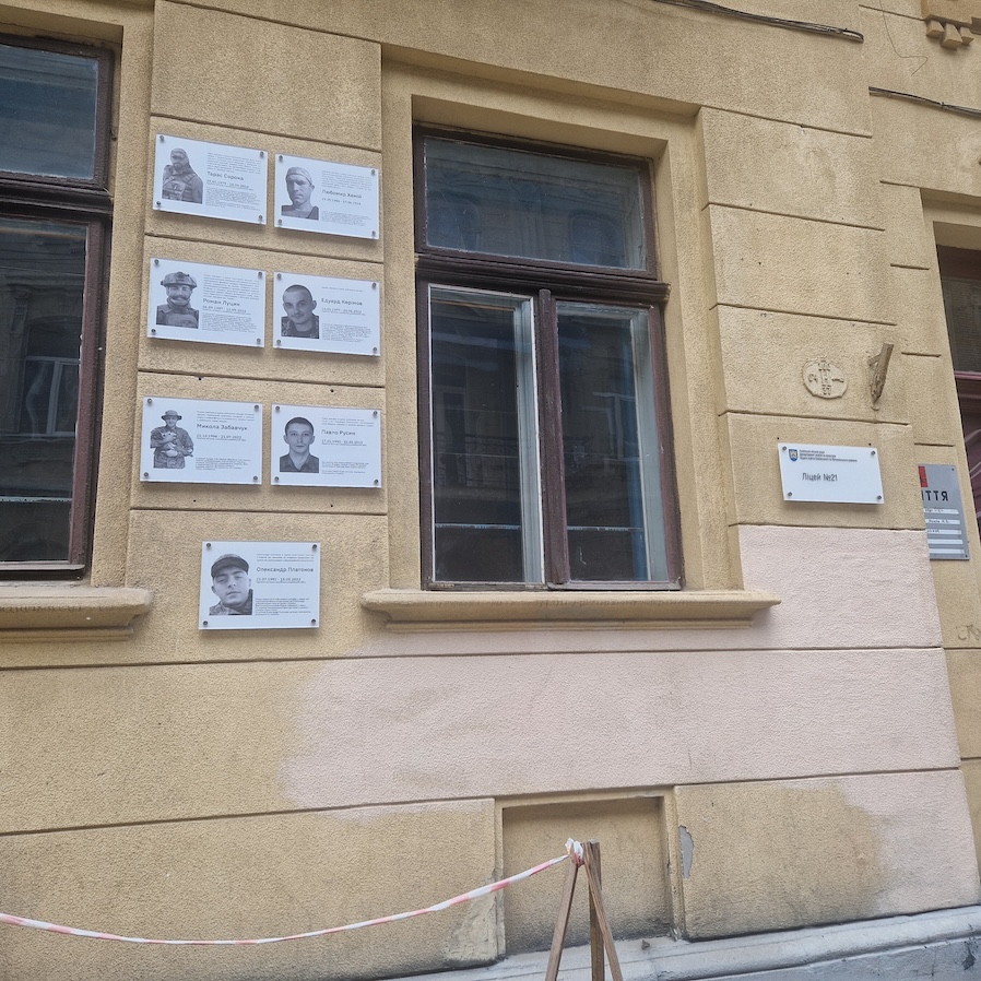 Pamětní desky na fasádě střední školy Diana Vonnak plakety