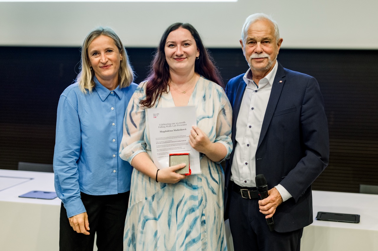 Jubilejní 10 000. prezentaci na soutěži měla Magdaléna Malásková Falling Walls Lab Prague