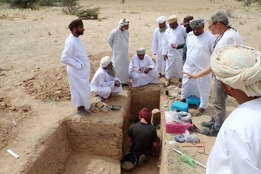 Sheikh Akhmed Al-Hinai, hlavní představený kmene Al-Hinai v oblasti města Bahla, diskutuje s kulturním antropologem Maximilianem Wildingem o významu lokality Hayl Ajah pro místní komunity Inna Mateiciucova3