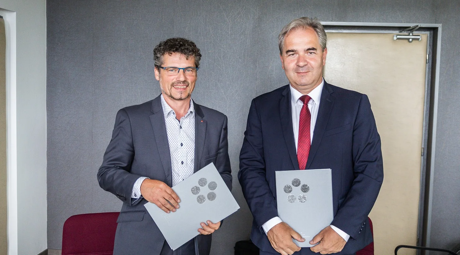 Akademie věd ČR spolupracuje například s Jihočeskou univerzitou. Zleva na snímku rektor JU Pavel Kozák a předseda AV ČR Radomír Pánek. Kozak Panek