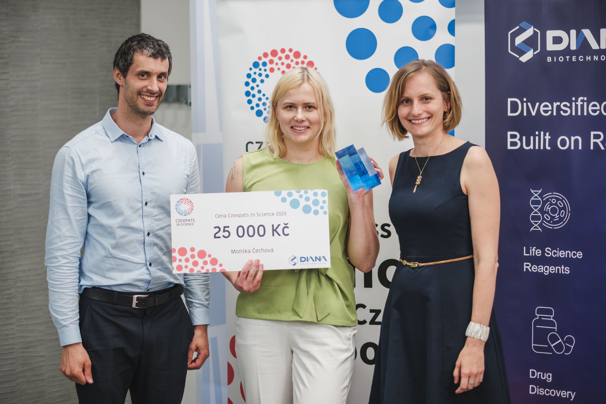 Monika Čechová (uprostřed) je držitelkou Ceny Czexpats in Science Monika Cechova uprostred