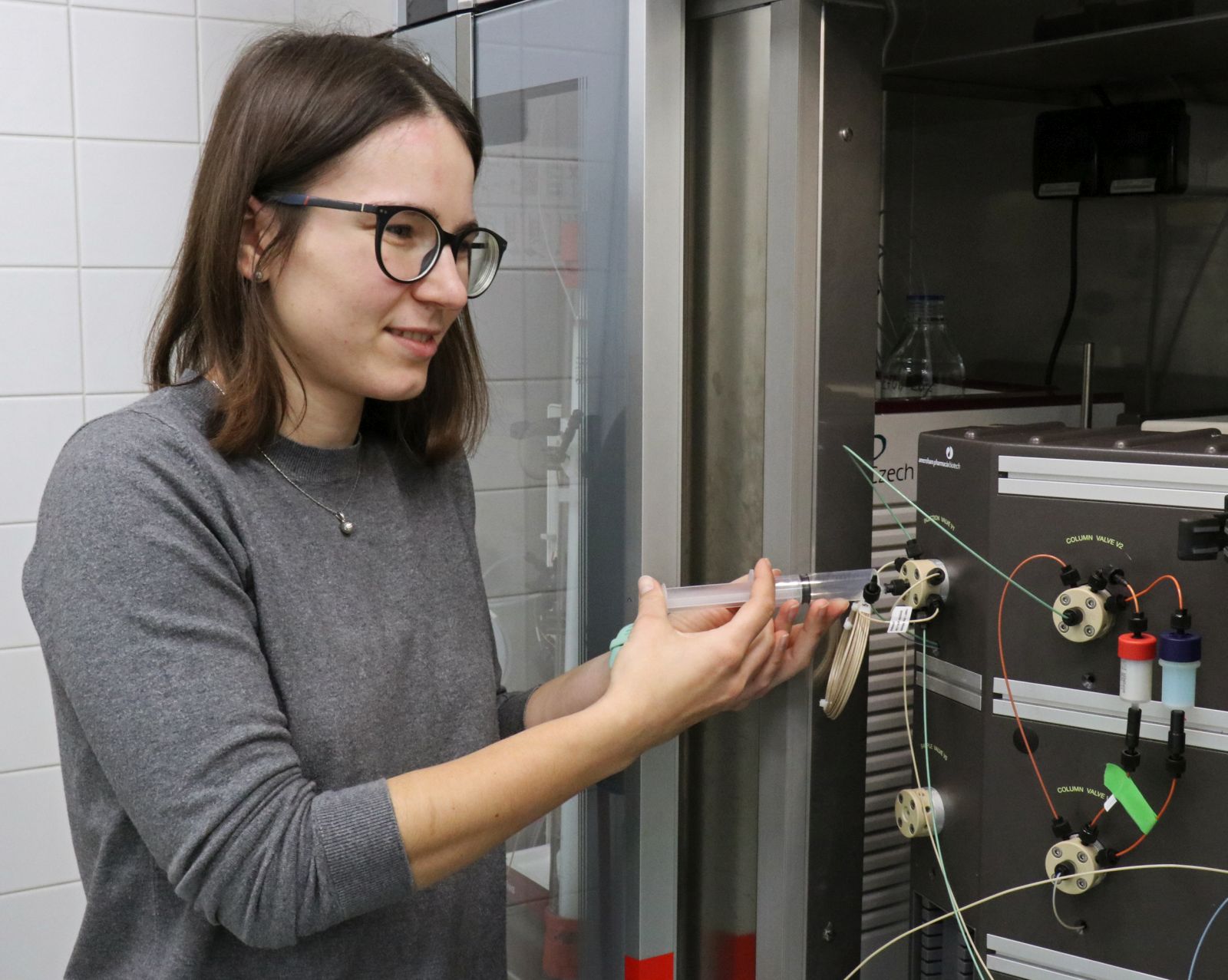 Michaela Neubergerová před přístrojem pro separaci a čištění zkoumaných proteinů Neubergerova