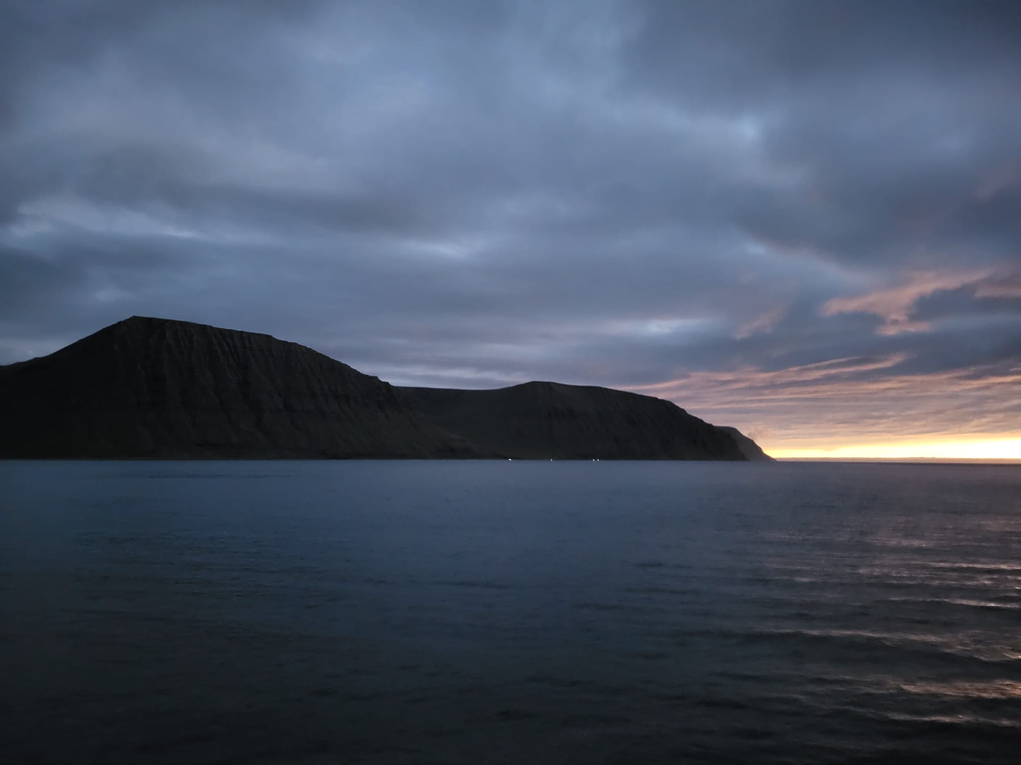 Tma ve Flateyri během úplného zatmění a normální den na horizontu mimo pás totality | Foto: Jana Hoderová. PHOTO 2026 08 13 02 04 17
