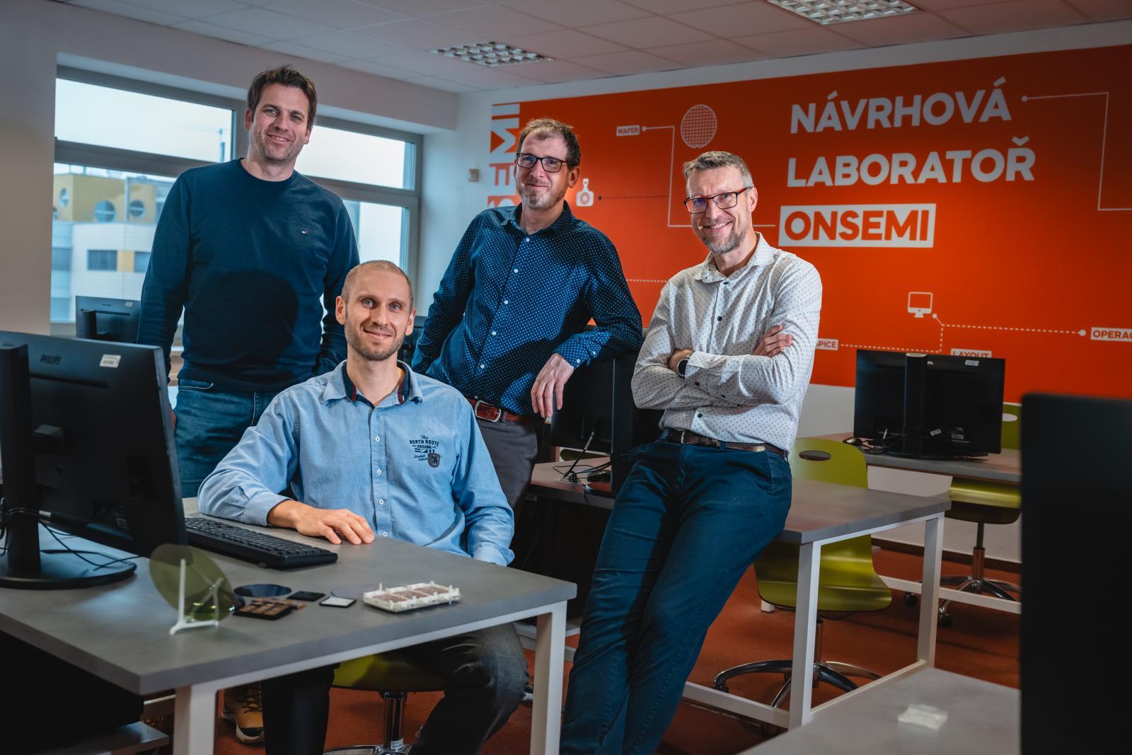 Část týmu Ústavu mikroelektroniky (zleva): Lukáš Fujcik, Pavel Šteffan, Jiří Háze, sedící Vilém Kledrowetz, garant nového studijního programu Návrh čipů a moderní polovodičové technologie/ Foto: Jakub Rozboud VUT chipy 2