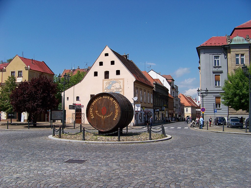 Jak už samotné jméno napovídá, pochází odrůda Žatecký poloraný červeňák ze Žatce. Zatec