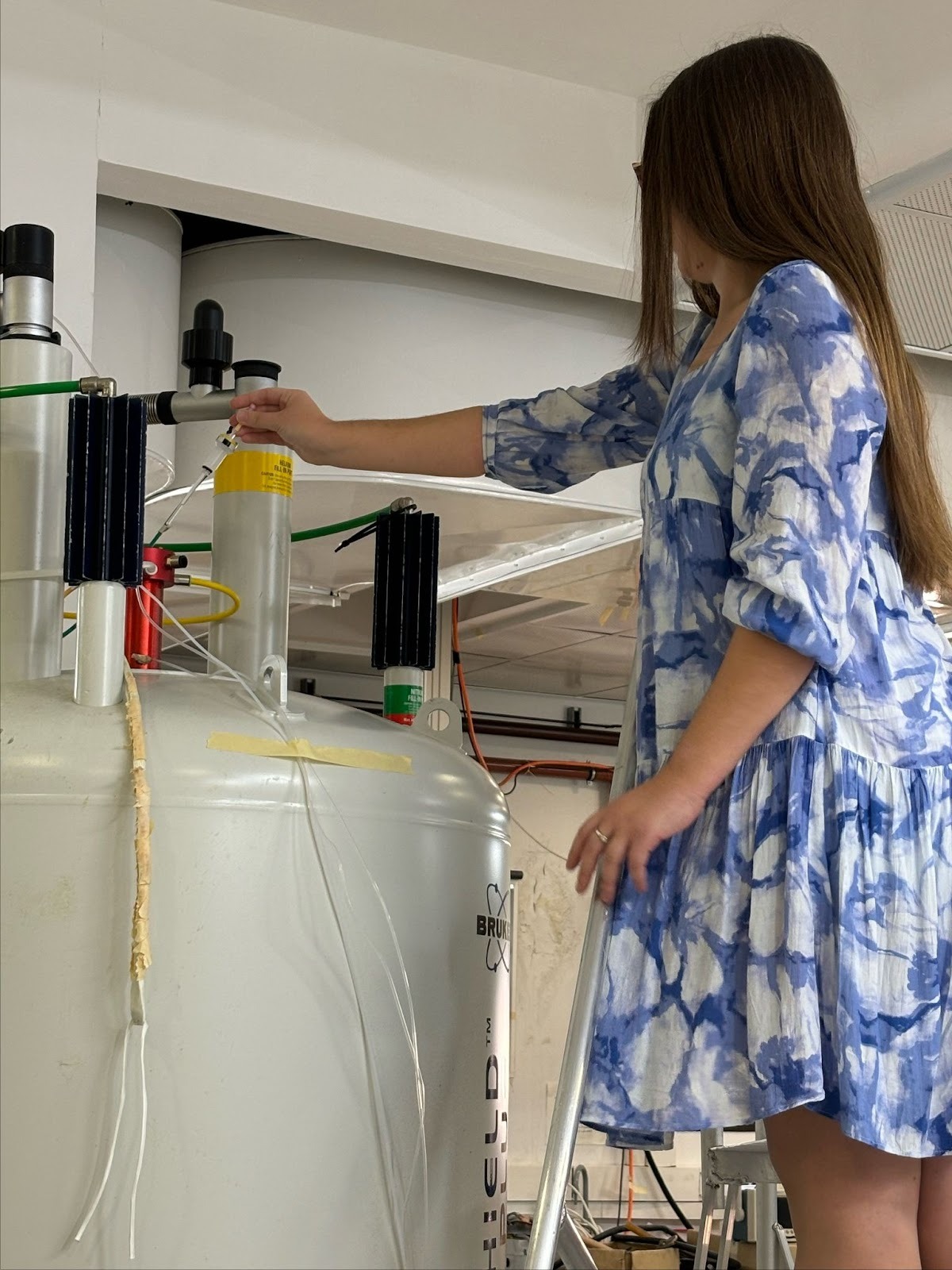 Tady dělám modelku do Luciovy přednášky. Vkládám do magnetu NMR vzorek. Ty divné trubičky, co možná ani NMR experti nepoznávají, jsou transferline pro hyperpolarizovanou vodu. Zuzana Osifova NMR vzorek