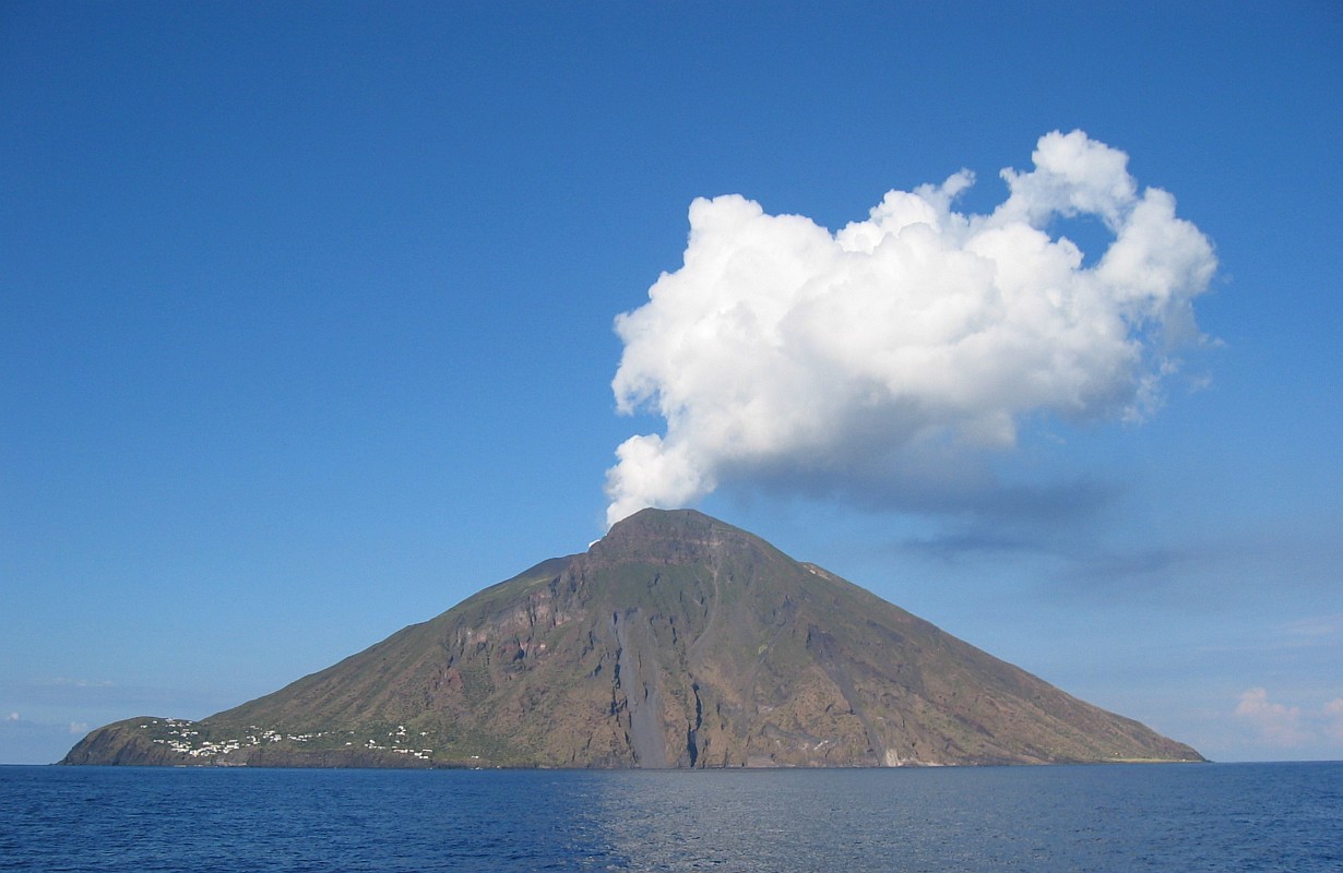 stromboli wikimedia commons Steven W. Dengler