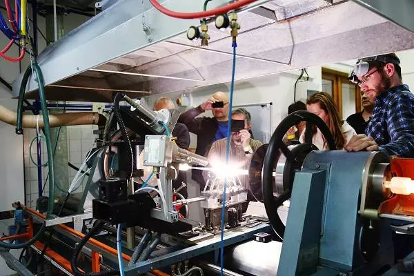 Dny otevřených dveří TVT ÚFE Noční tah optického vlákna Autor Stáňa Kyselová