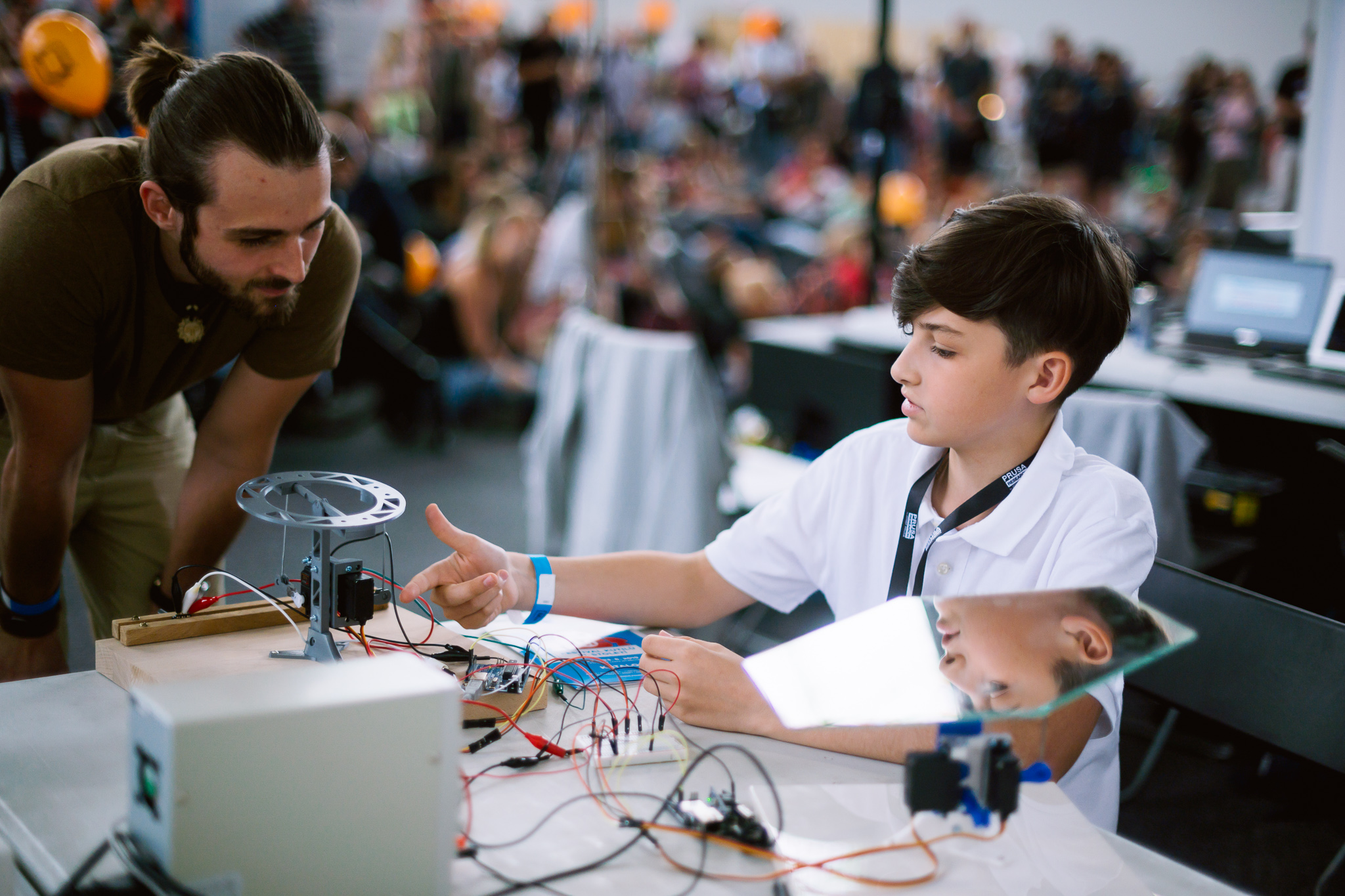 Na festivalech Maker Faire sdílejí své zkušenosti  a nadšení makeři všech věkových kategorií Maker Faire Prague foto Jan Hromádkojpg