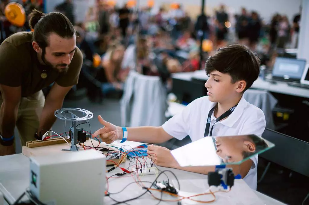 Na festivalech Maker Faire sdílejí své zkušenosti a nadšení makeři všech věkových kategorií Maker Faire Prague foto Jan Hromádkojpg