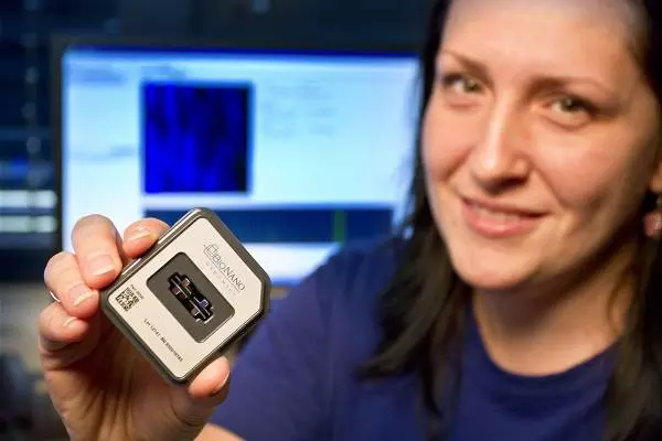 Výzkumná pracovnice ÚEB Helena Toegelová s čipem pro optické mapování 1