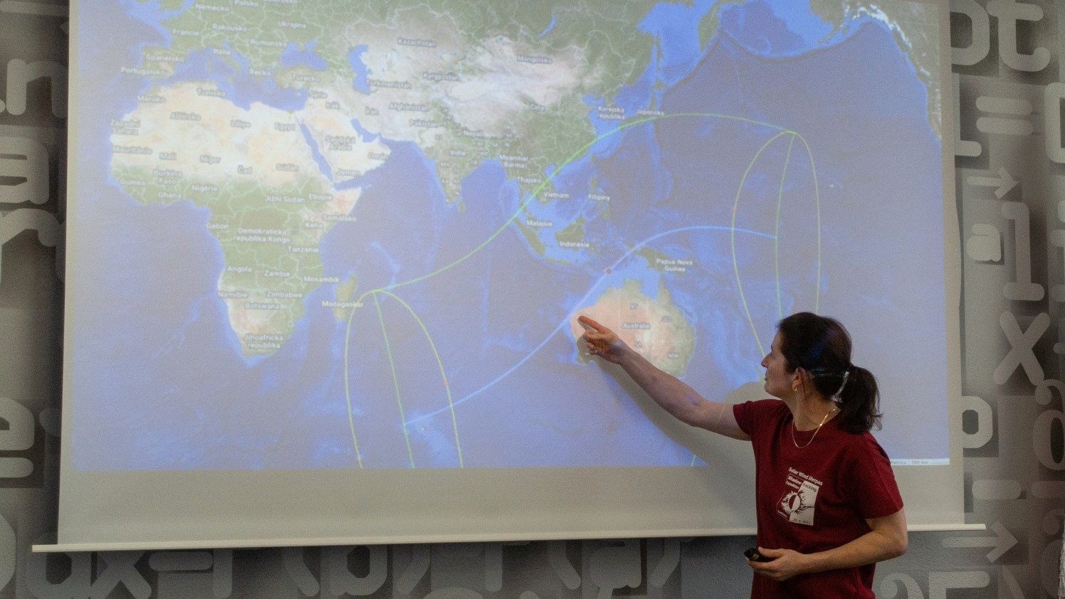 Jana Hoderová ukazuje kde se pás totality 20. dubna dotkne pevniny