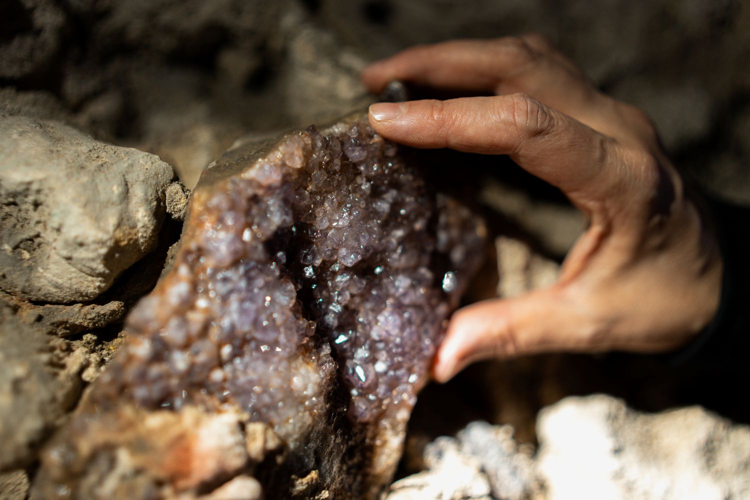 Detail polodrahokamà nalezených v grottách 01 resized