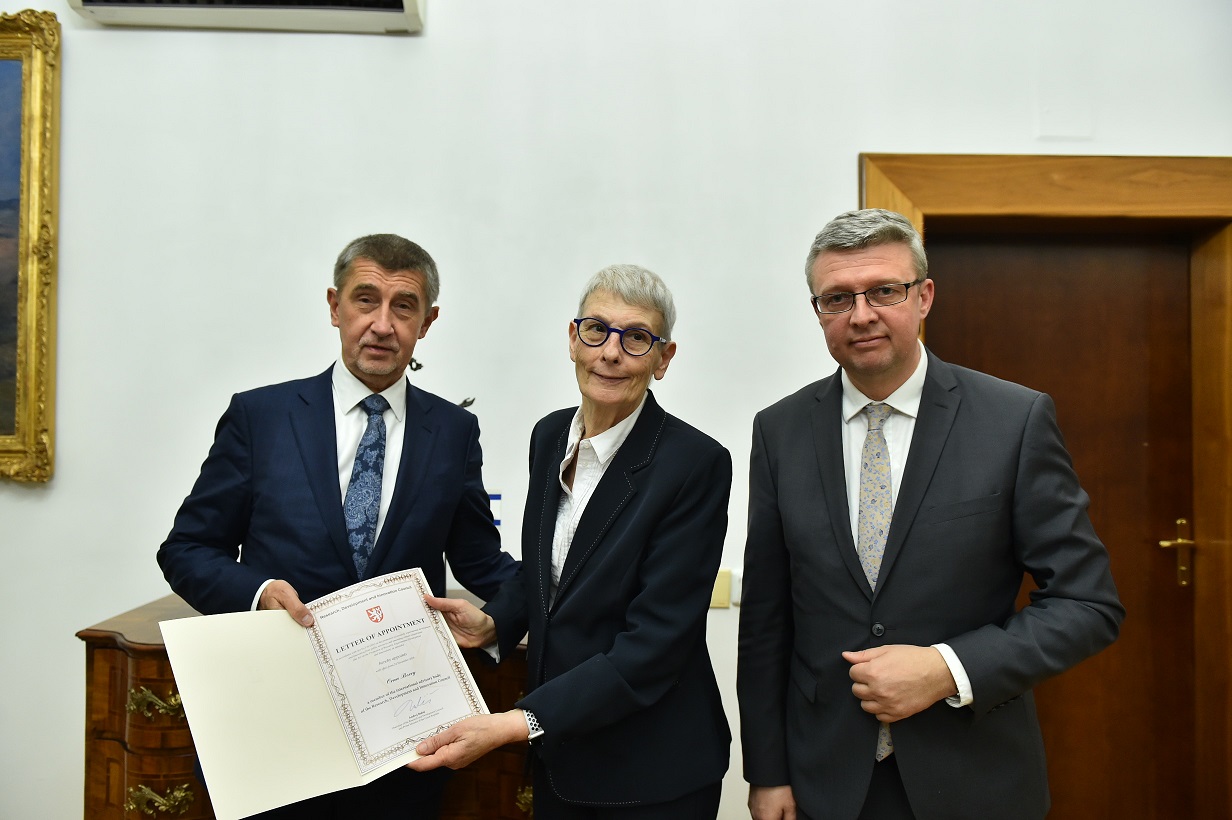 Předání jmenovacího dekretu A. Babiš spolu s Dr. Berry a K. Havlíčkem web 