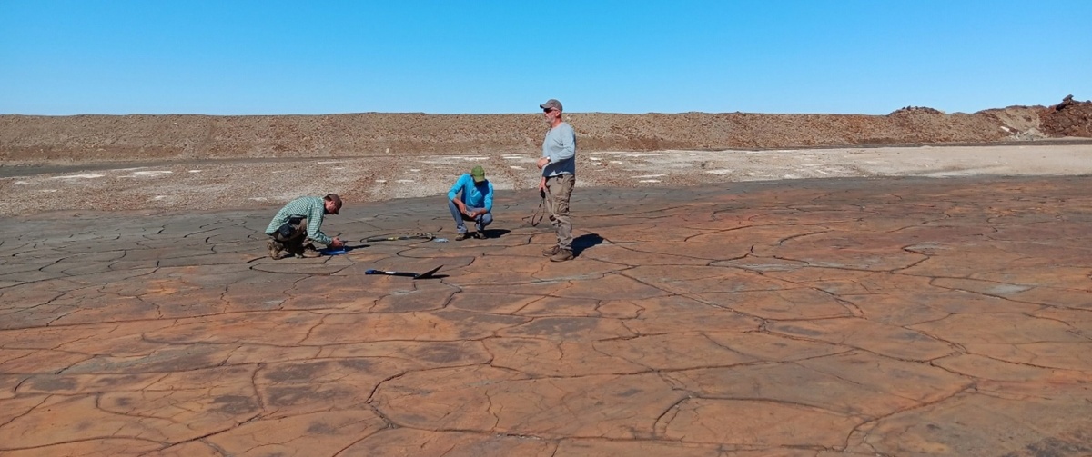 Odběry vzorků na odkališti důlních odpadů v pouští oblasti západní Namibie (Vojtěch Ettler vlevo)