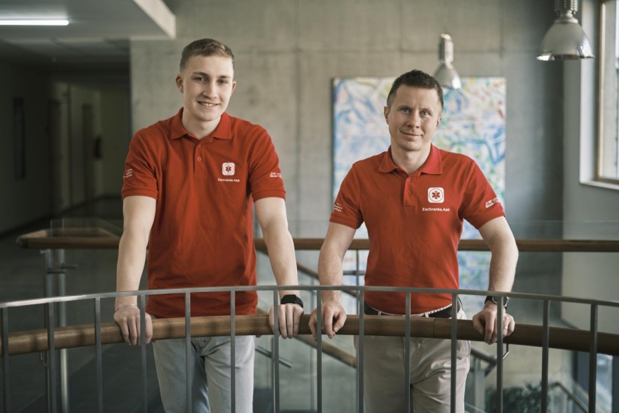Radek Jestřabík (vlevo) a Martin Dybal se podílejí na neustálém vylepšování aplikace Záchranka