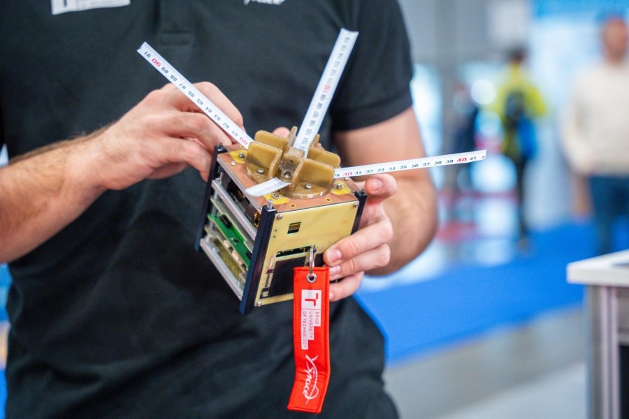  Model družice KOSTKA na nedávném veletrhu AMPER