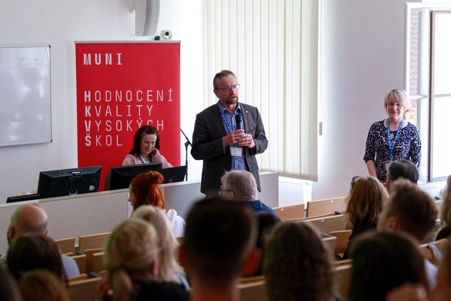 Prorektor MU pro vzdělávání a kvalitu Michal Bulant a ředitelka Odboru pro kvalitu RMU Kateřina Oleksíková