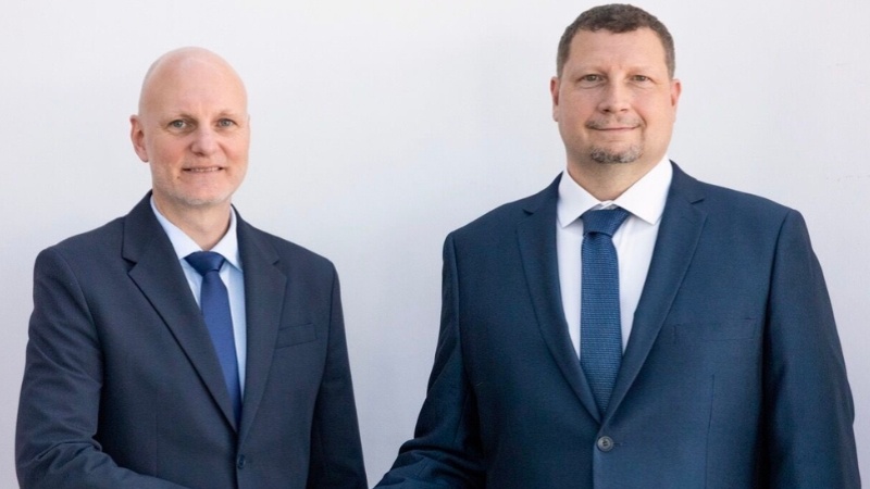 Péter Horváth (vpravo), nový maďarský státní tajemník pro vědeckou politiku a inovace, se Zoltánem Tanácsem, ministrem vědy a techniky