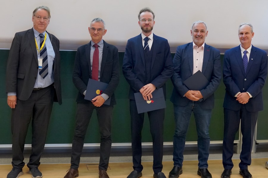 Tomáš Jungwirth, Libor Šmejkal a Jairo Sinova převzali v Grazu prestižní EPS Europhysics Prize 2026