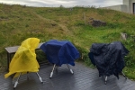Stykkishólmur – tři montáže čekají pod pláštěnkami | Foto: Pavel Štarha