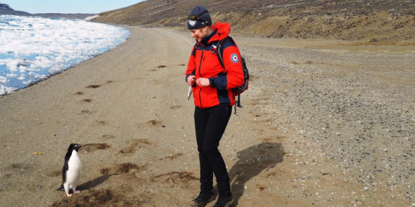 Mladá vědkyně zkoumá antarktické bakterie jako zdroj nových antibiotik