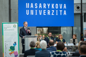 Seškrtání výdajů na vědu se nebojte, uvedl premiér Fiala na konferenci v Brně