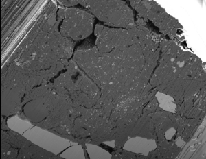 Čeští vědci jako první viděli 3D strukturu organického materiálu z asteroidu Ryugu