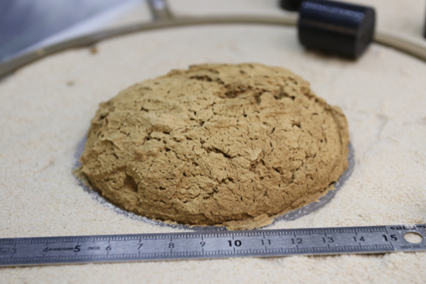 Jako když se peče chleba: vědci nabídli nový pohled na chování bahna na Marsu