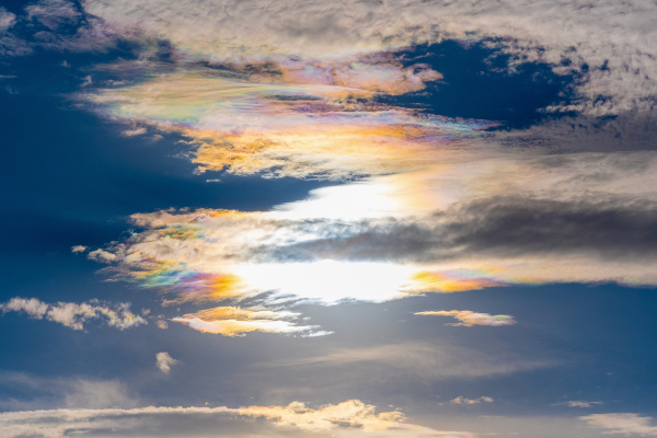 Vítězem fotografické soutěže 2023 je snímek irizace oblaků na Letné