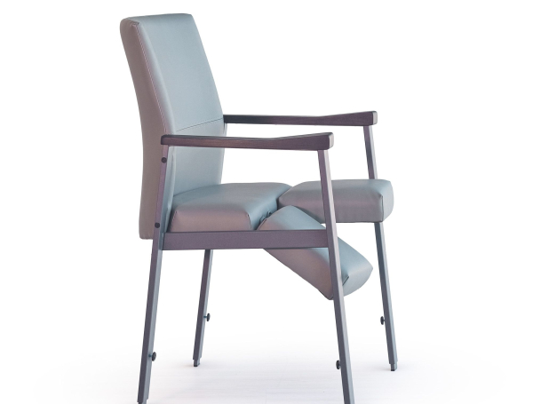 Nové židle zajistí pohodlí pacientům i oporu pracujícím při dlouhém sezení