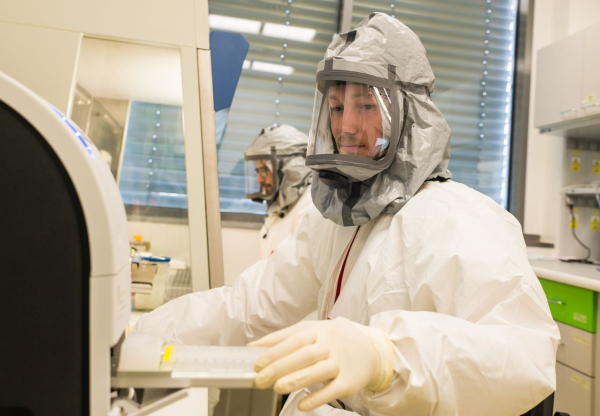 Vědci objevili vzácné protilátky, které blokují všechny varianty SARS-CoV-2