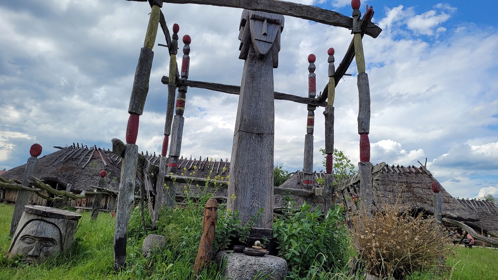 Wolinský Svantovit v Centru Slovanů a Vikingů a jeho vnitřní ohrada (foto Jiří Dynda, 2024). 03 Wolin Svantovit