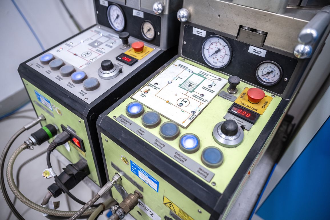 Vstupními materiály jsou jemné prášky podávané pod vysokým tlakem Cizek AVCR5