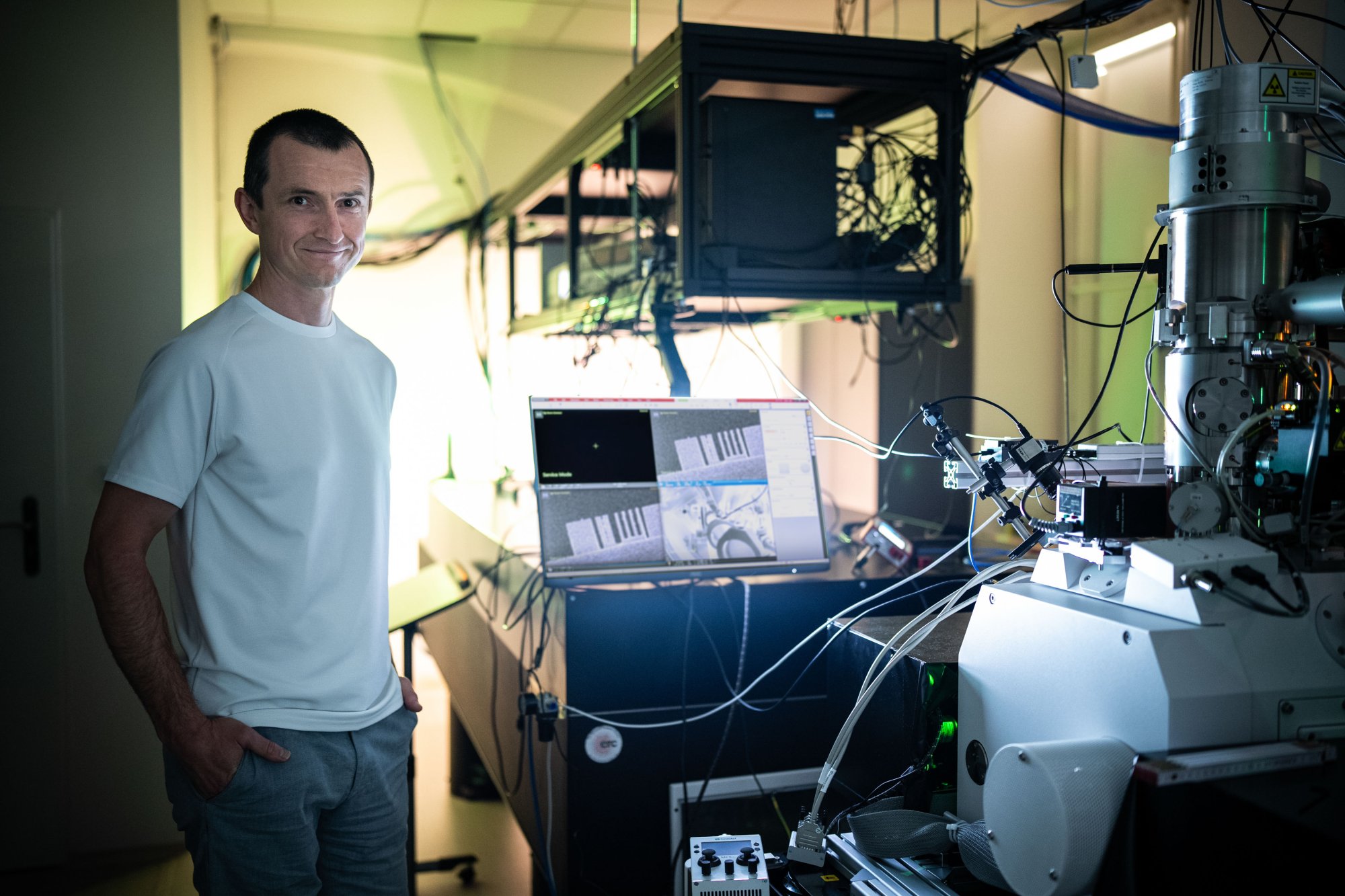 Martin Kozák ve své laboratoři na Matfyzu Martin KOzak1