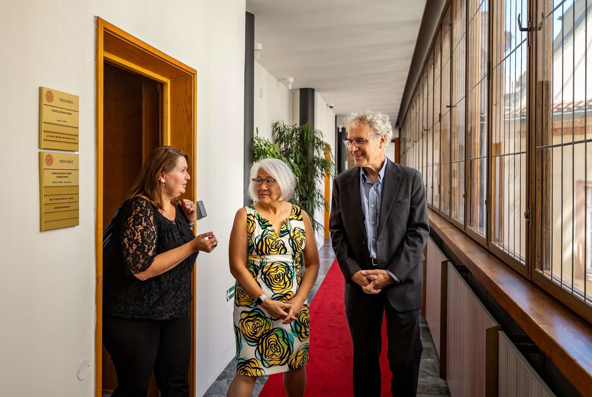 Victor Ambros a jeho žena Candy Lee Ambros navštívili Univerzitu Karlovu na pozvání rektorky Mileny Králíčkové a prohlédli si při té příležitosti historickou budovu Karolina. ambros02