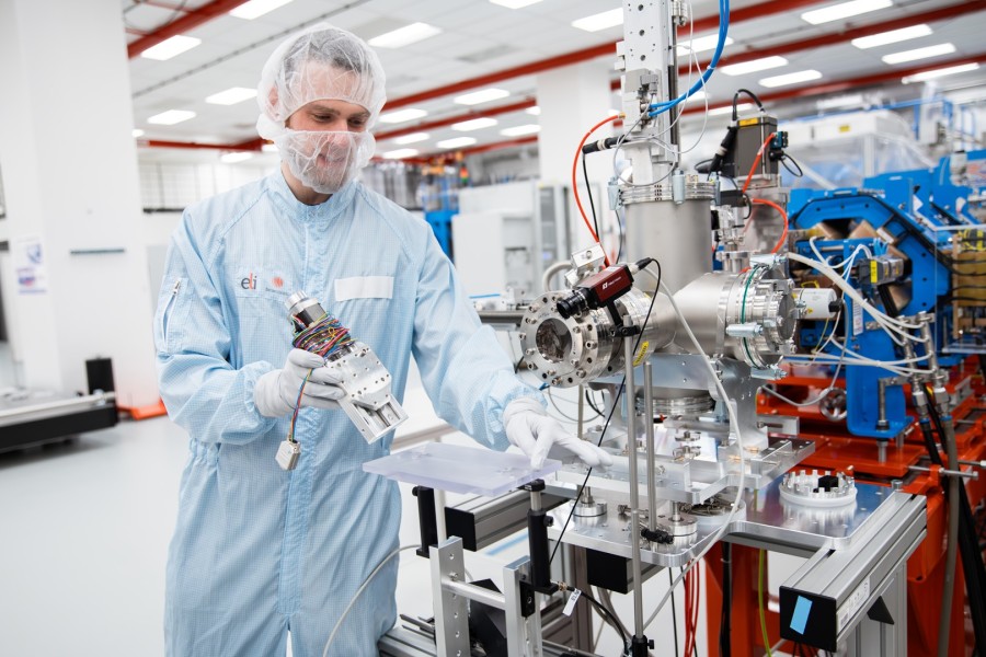 Pavel Bláha v experimentální hale ELI Beamlines