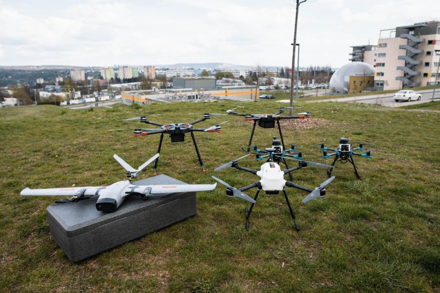 Multiagentní systém dronů a robotů řízený umělou inteligencí pomůže Armádě ČR detekovat v terénu nepřítele či prozkoumat oblast zamořenou radiací./ Foto: Jakub Rozboud