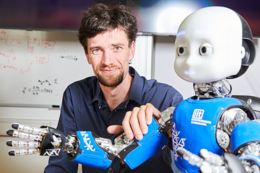 Matěj Hoffmann s humanoidním robotem iCub