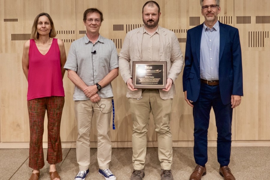 Prestižní ocenění ATLAS Outstanding Achievement Award převzal Michal Svatoš, vědecký pracovník Fyzikálního ústavu Akademie věd ČR.