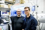 Petr Cígler, vedoucí vědecké skupiny Syntetická nanochemie a Michal Gulka, první autor studie