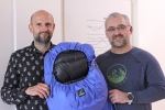 Roman Knížek (vlevo) a David Pařízek se spacákem KWAK s nanovrstvou z TUL